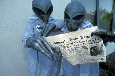 aliens photo: Aliens Reading Aliensreadingnewspaper.jpg